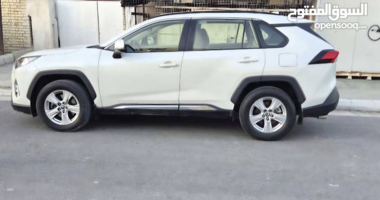 تويوتا رف فورXLE 2020بنزين فقط. 
السيارة ماشية 30200كم. فتحة سقف. تشغيل عن بعد .حساسات أمامية وخلفية. كاميرا.فور ويل.  للاستفسار. 
ت ***********.
