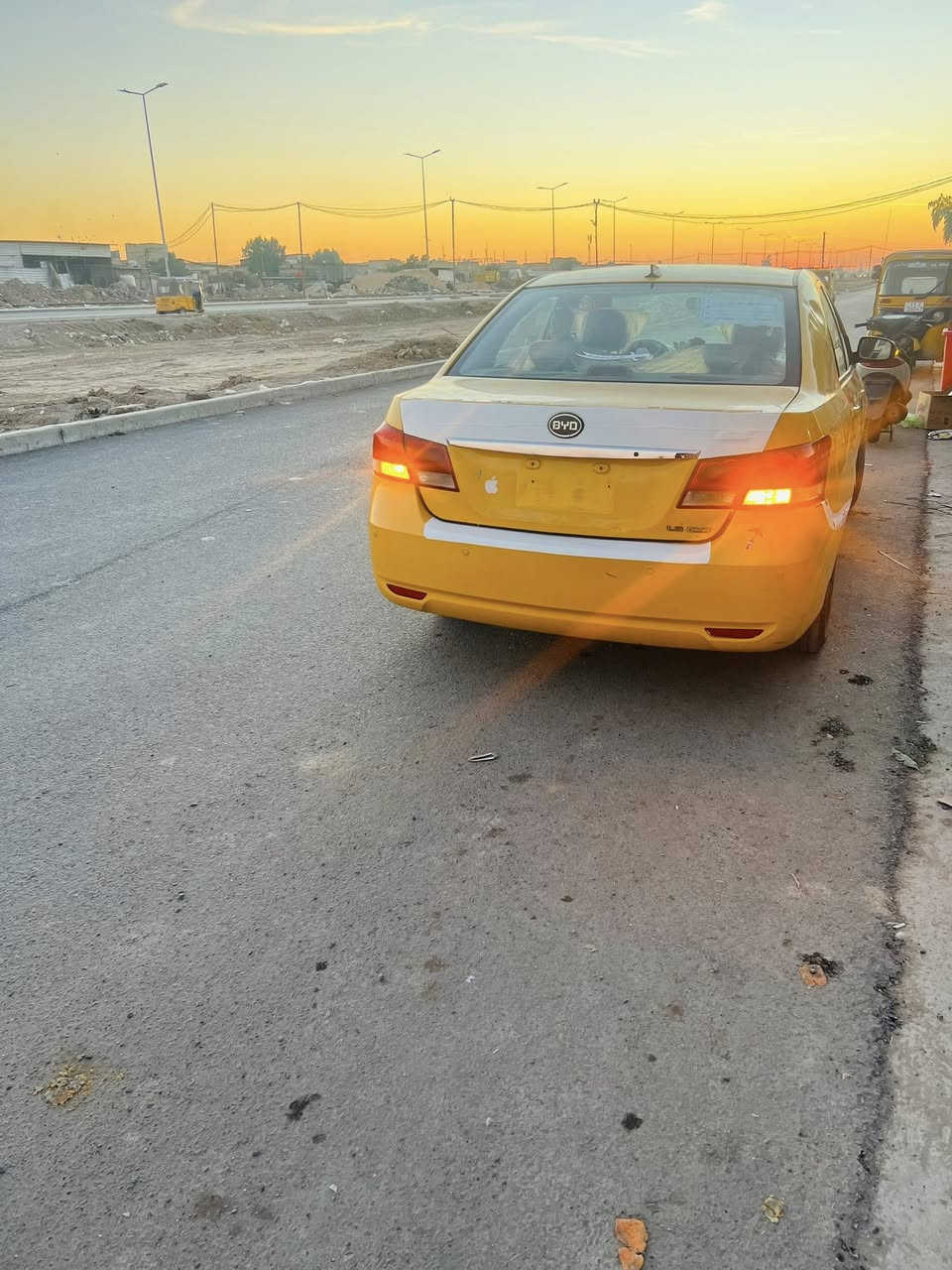 السلام عليكم
بي وايدي 
موديل 13
السيارة نصبته حلوة 
كير ومكينه كفاله 
حداديه إماميه خلفيه جديد
فيت بم جديد كهربائياته كله شغاله 
 تخم تاير جديد 
 رقم السيارة ميسان 
بكان السيارة بغداد 
السعر 42 وبيه مجال لطيبين 
*********** بي واتساب الرقم
