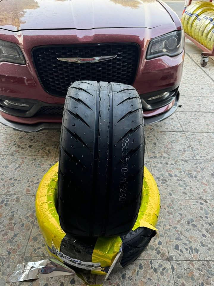 سلام عليكم  شباب توفرت الاطارات الريدانز نقشه رياضي سيارات (جارجر -جالنجر - اوباما) حجم ٢٨٥/٣٥/٢٠ انتاج ٢٠٢٥ 
السعر ٢٨٥ الف 
***********
