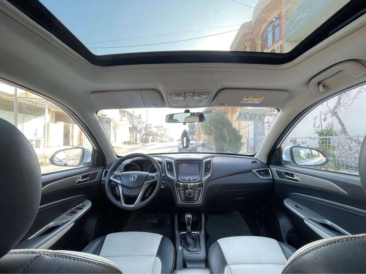 شانچان  ٢٠٢٠
سەیارەکە سفری شەریکەی ئێرەیە 
بەناوی خۆمانەوەیە
قەپات مواسەفاتە
تەنها نیو دەرگای سەکنی بۆیاغە لەسەر شوخت
تا ٢٠٣٠  هەموو شتی نوێیە
١٠٠ هەزار کم ڕۆیشتوە
کامل سیرڤسی بۆکرواە گیر و مەکینە کارەبای هەموی بەشەرت
هیچ شوینی کرانەوەی نیە
شوێن ڕانیە
نرخ ٩٢ گەڵا
***********
*********** رانية, السليمانية
