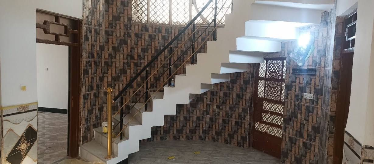 دار سكن للبيع
في توزيعه الدبيه جديده 

مساحة 200م شارع 12م 

بدايه منطقه قرب شارع 40م 

غرفتين نوم هول مطبخ استقبال 

حديقه وكراج للاتصال ***********
