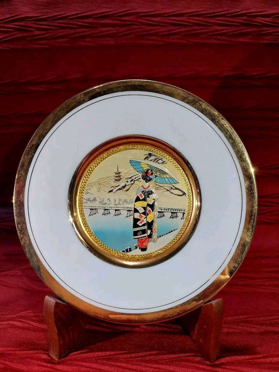 صحن ( تشوكين ) الياباني والغني عن التعريف وبرسوم ونقش بارز مع طلاء ذهب،قطعة نادرة،مختوم
القطر : 15 سم
السعر :  8 الاف


**إذا كنت صاحب هذا الإعلان وتريد حذفه لأي سبب، رجاءا أرسل رسالة إلى الدعم الفني**