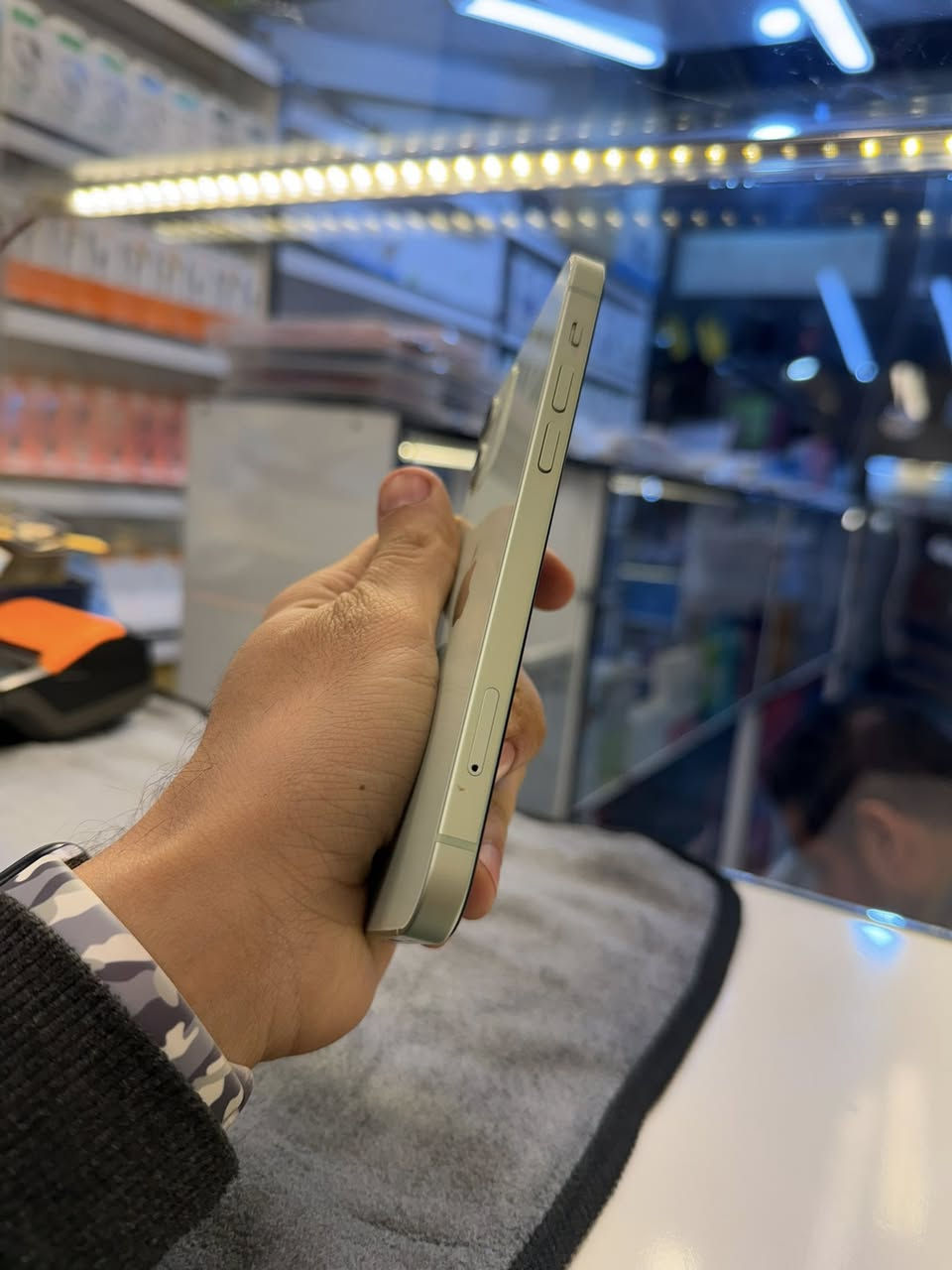 ١٢ عادي ذاكرة ١٢٨نظافة ١٠٠٪؜ 
بطارية ٩٠٪؜
سعر ٣٧٥ الف  بي مجال 
تواصل : ***********
او خاص
مكان : بغداد / دورة / صحة
