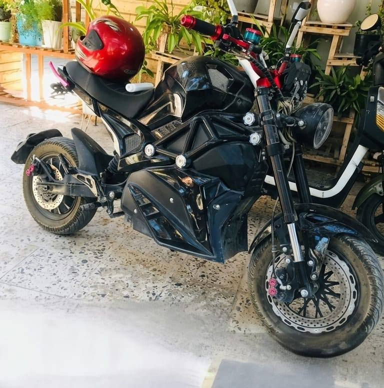 🔋 البطاريات: 6 بطاريات
⚡ القدرة: 2500 واط
🛣 المدى بالشحنة: تقريباً 25 _30 كم
⏱ السرعة القصوى: حوالي 70 – 80 كم/س
🔌 وقت الشحن: 4 – 6 ساعات
🛞 الفرامل: دسك أمامي وخلفي
💡 الإضاءة: LED أمامي وخلفي
🪑 مقعد رياضي مريح
⚙️ نظام تعليق قوي للطرق
🏍 تصميم سبورت حديث
السعر ٧٠٠ الف مكان سامراء


**إذا كنت صاحب هذا الإعلان وتريد حذفه لأي سبب، رجاءا أرسل رسالة إلى الدعم الفني**