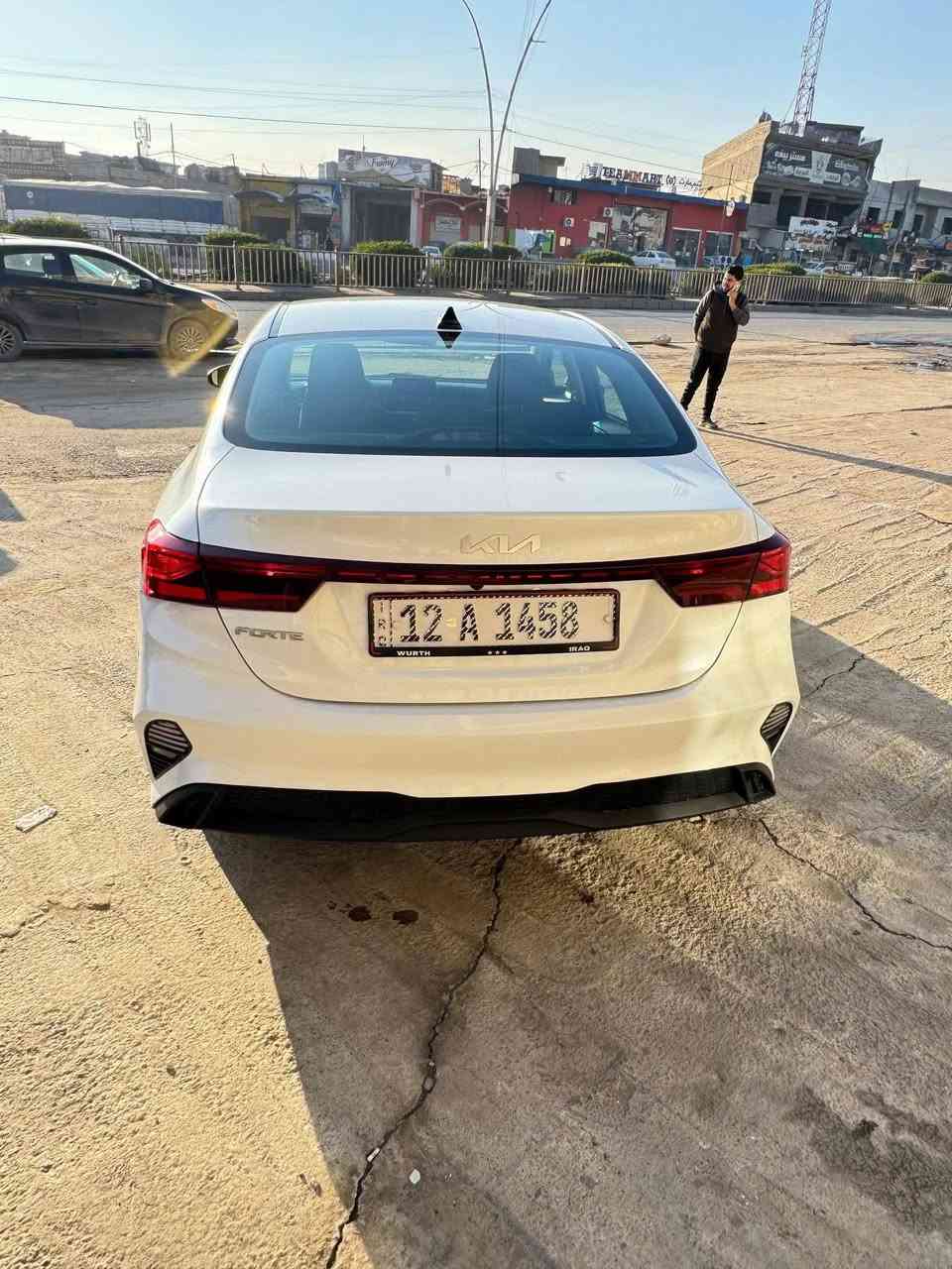 السلام عليكم 
فورتي 
موديل 2023
رقم نينوى الدولي 
سياره مواصفات نص فول 
حساسات قياده ذاتيه تحديد مسار شاشه وكامره 
محرك وكير شرط 
محرك 20 دوش 
سياره ضرر ثلاث قطع بوند وجاملغ وباب وبيها داخل 
رقم الشاصي مرفق مع الصور  
السعر 138$  وبيها مجال
🛑ملاحظه مهمه
 يرجى الاتصال من  الساعه 9 صباحأ إلى الساعه 9 مساء
#العنوان موصل الجديده شارع بغداد مجاور سنتر بغداد
#مكتب ال رزان للسيارت
***********
***********
