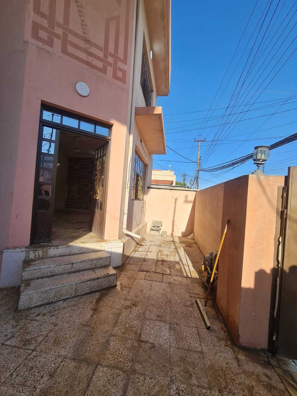 للأيجار الدار طابقين (المساحة150م)

حي الصديق الاولى قرب جامع صلة ارحام

الطابق الأرضي غرفة نوم وهول واستقبال واسعة ومطبخ  وصحيات وكراج 

الطابق الثاني 3غرف نوم وهول وصحيات وبيتونة وسطح 

للأستفسار مراجعة مكتب الوطن للتجارة العقارات 
الموصل حي البلديات من جهة السكر قرب مول سانكو 

او اتصال بالأرقام التالية 
كورك ***********
آسيا ***********
