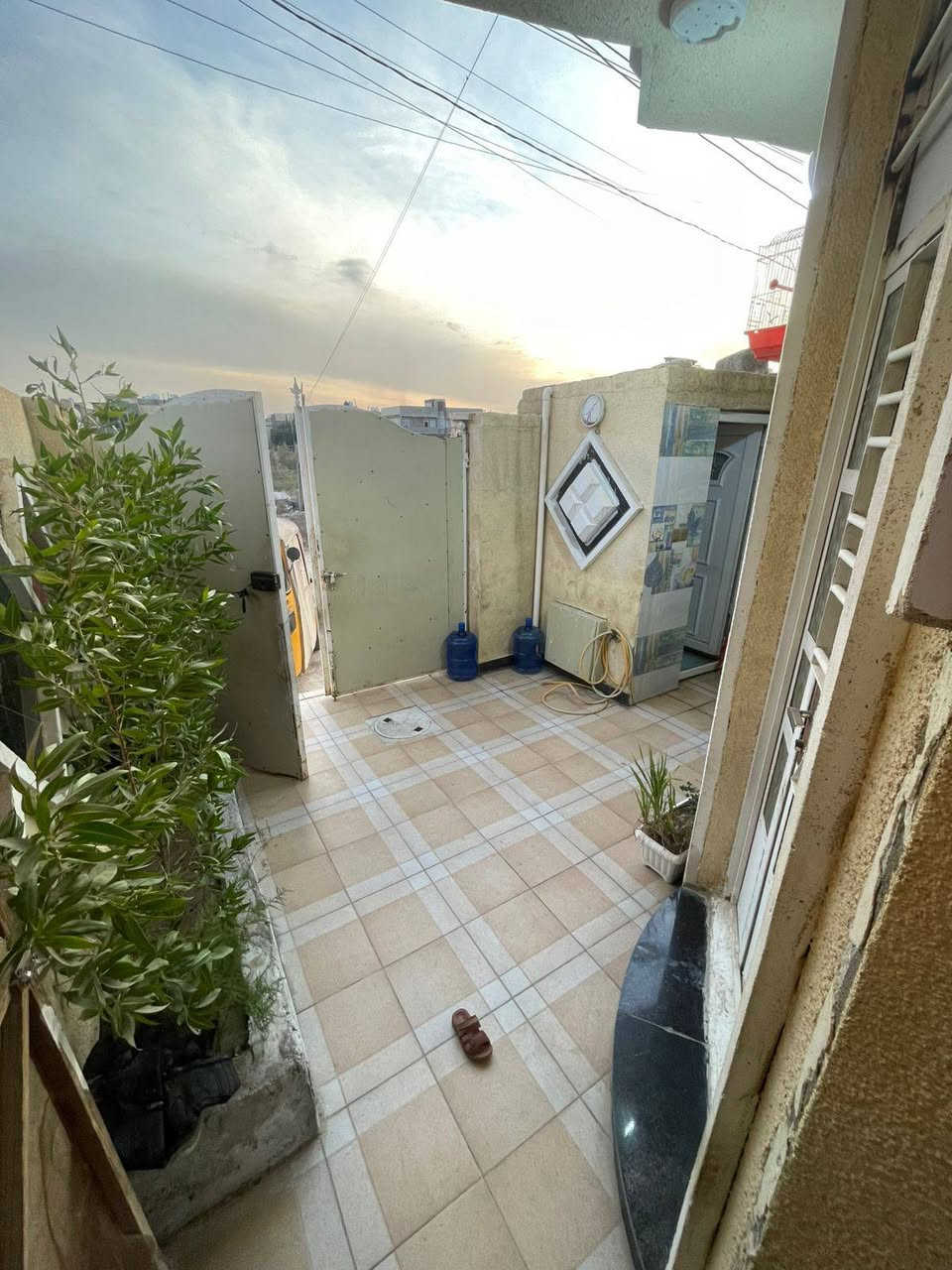 بسم الله الرحمن الرحيم اللهم صل على محمد وآل محمد
بيت 100متر الواجه 5 والنزال 20  البيت طابق ونص منطقة الثعالبه بسبعتالاف قرب شارع عشرين مقابل الخدمات بناء حديث للأستفسار  ***********
