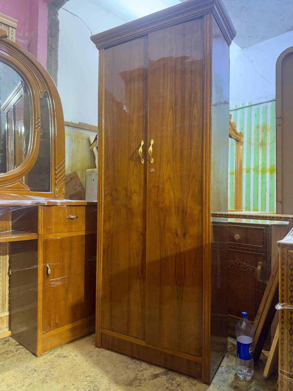 غرفة نوم للبيع مستعمل نظيف جدا شغل تسكام للاستفسار مراسلتنا على خاص او على رقم الهاتف *********** علي
