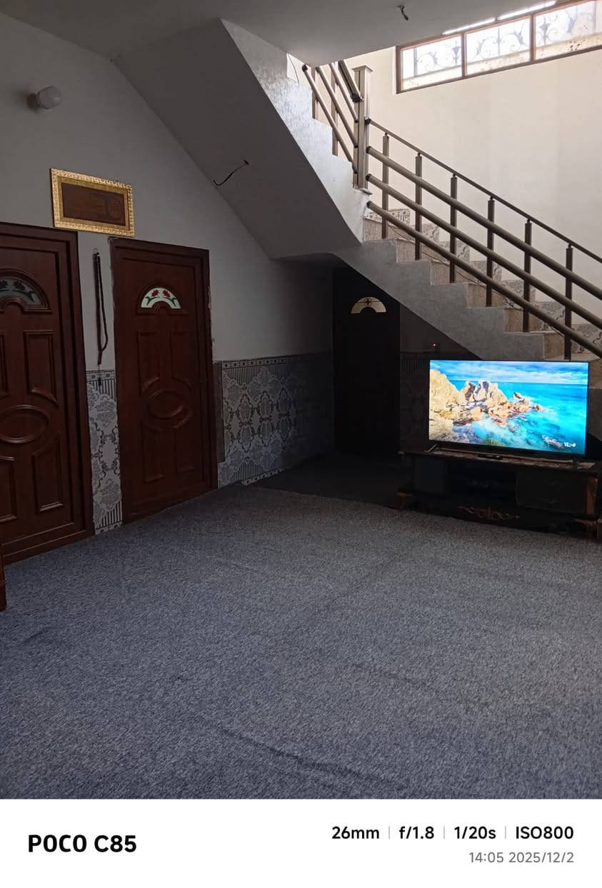 بيت مساحة 230 م
​📍 العنوان: كربلاء - شارع بغداد تيل 116 (موقع حيوي وقريب جداً من طريق الزوار الرئيسي)..
📐 المساحة الكلية: 230 متر مربع.
🏗️ مساحة البناء: 180 متر مربع 
  سند 25 (ملك صرف).
​✨ مميزات الموقع:
​قريب من الخدمات الأساسية والأسواق.
​سهولة الوصول من وإلى مركز المدينة وطريق الزوار.
​منطقة هادئة وراقية.
​💰 السعر: 140 مليون دينار عراقي.
🤝 تسهيلات في الدفع: نتقبل البيع بنظام الدفعات ، حسب الاتفاق.
***********
