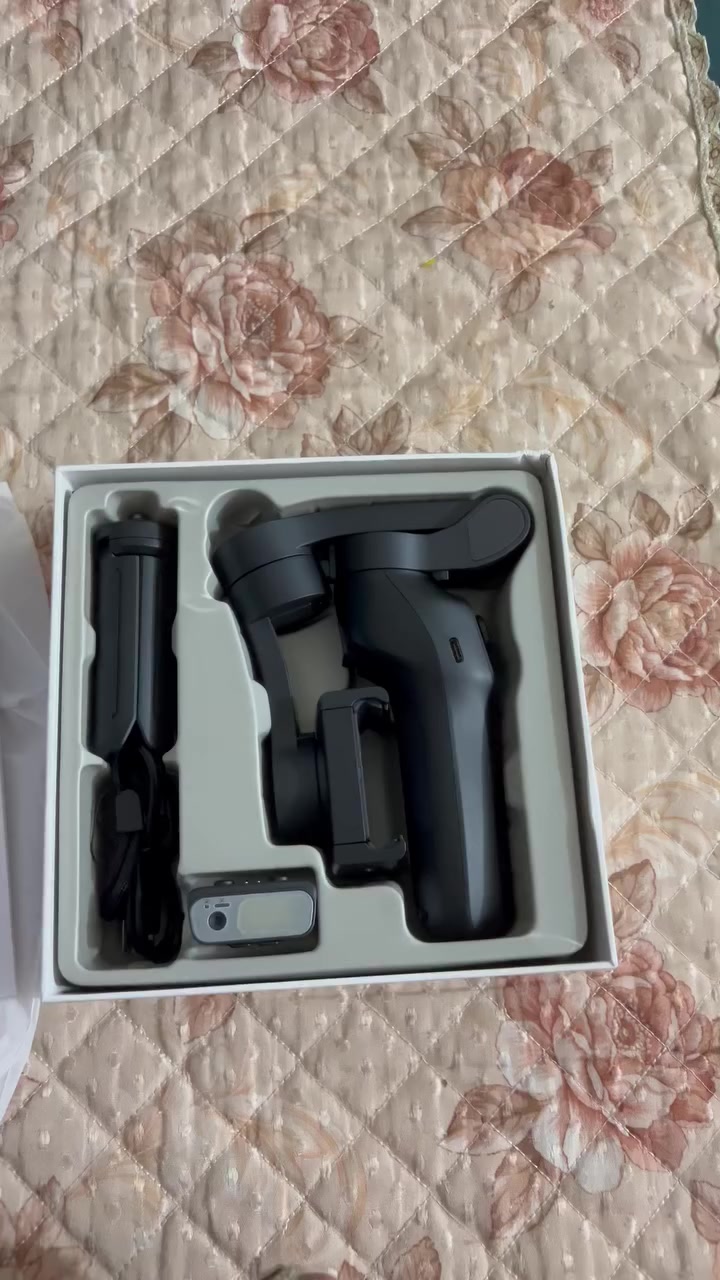 مانع اهتزاز جديد غير مستخدم
السعر ٦٠وية التوصيل

تتبع ذكي 

يجي وياه حساس تتبع ذكي (القطعة الصغيرة قدام) يتابع وجهك أو جسمك تلقائياً بدون ما تحتاج تطبيق خاص.

 أوضاع تصوير متعددة

وضع تتبع الوجه

وضع تثبيت كامل

وضع حركة بانوراما

وضع سبورت للحركات السريعة


**إذا كنت صاحب هذا الإعلان وتريد حذفه لأي سبب، رجاءا أرسل رسالة إلى الدعم الفني**