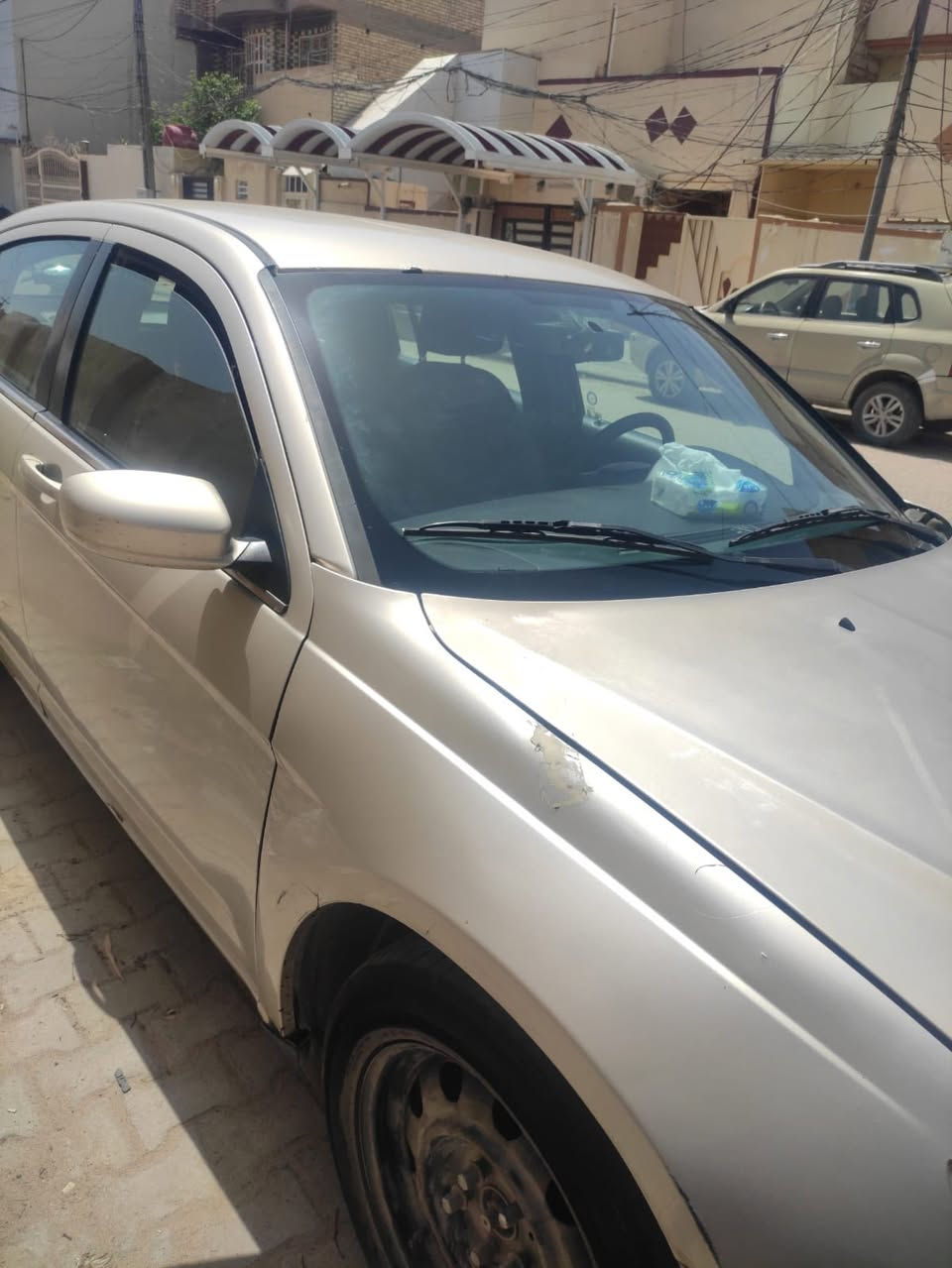 سيارة كرايسلر C200 سي 200 أمريكي
مديل 2013 لون ذهبي محرك 2400 دواخل اسود رقم بصرة مالك السياره سكنة نجف
بيه ضربة بالجاملغ الايسر الأمامي بأمريكا
 وضربة بسيطة في الباب الخلفي الأيمن عكس السائق مصلح على البارد كما موضح بالصوره وباب الصدر بارد بدون فتح ما لايحة الدواخل بية جراد قليل فقط في البنيد
كير جديد والمحرك
تخم تاير جديد مكان السياره نجف
السعر 60
***********
