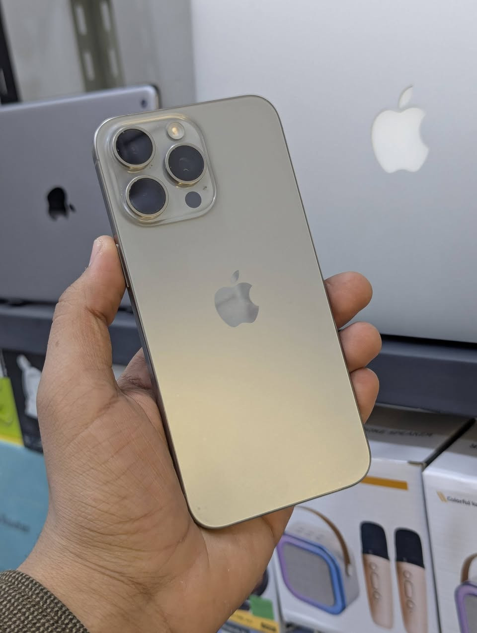 السلام عليكم 
متوفر ايفون 15 برو ماكس تيتانيوم ذاكرة 256 دبل شريحة 
بطارية 🔋88% الموبايل مكفول كفالة عامه من اي شي لامصلح ولا مفتوح وبدون اي اضرار او شخوط ضمان وامان 
موبايل مرتب وجديد نموذج M شرق اوسط 
متوفر الان بسعر مناسب جداً وضمان فحص وين متريد اي خلل اي شي يرجع وبدون اي خلل 
للاستفسار رساله على الخاص 
او على واتس اب ***********
#ايفون #ايفون_15_برو_ماكس #ايفون_ضمان
