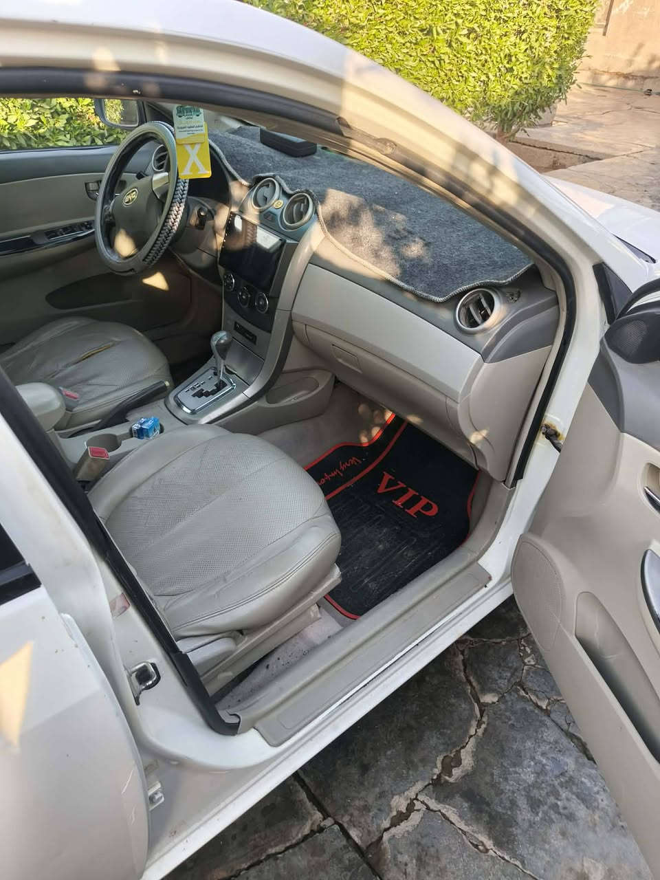 السلام عليكم BYD G3 للبيع خصوصي رقم كربلاء السياره حلوه تخم تاير ويل كب جديد مكينه قبل شهر ونص شاديه كهربائيات شغاله وكامله تبريد ثلج السياره بيه تعمير دواير استفسار ع الرقم 
***********
***********
السعر المطلوب 48$وبيه مجال
