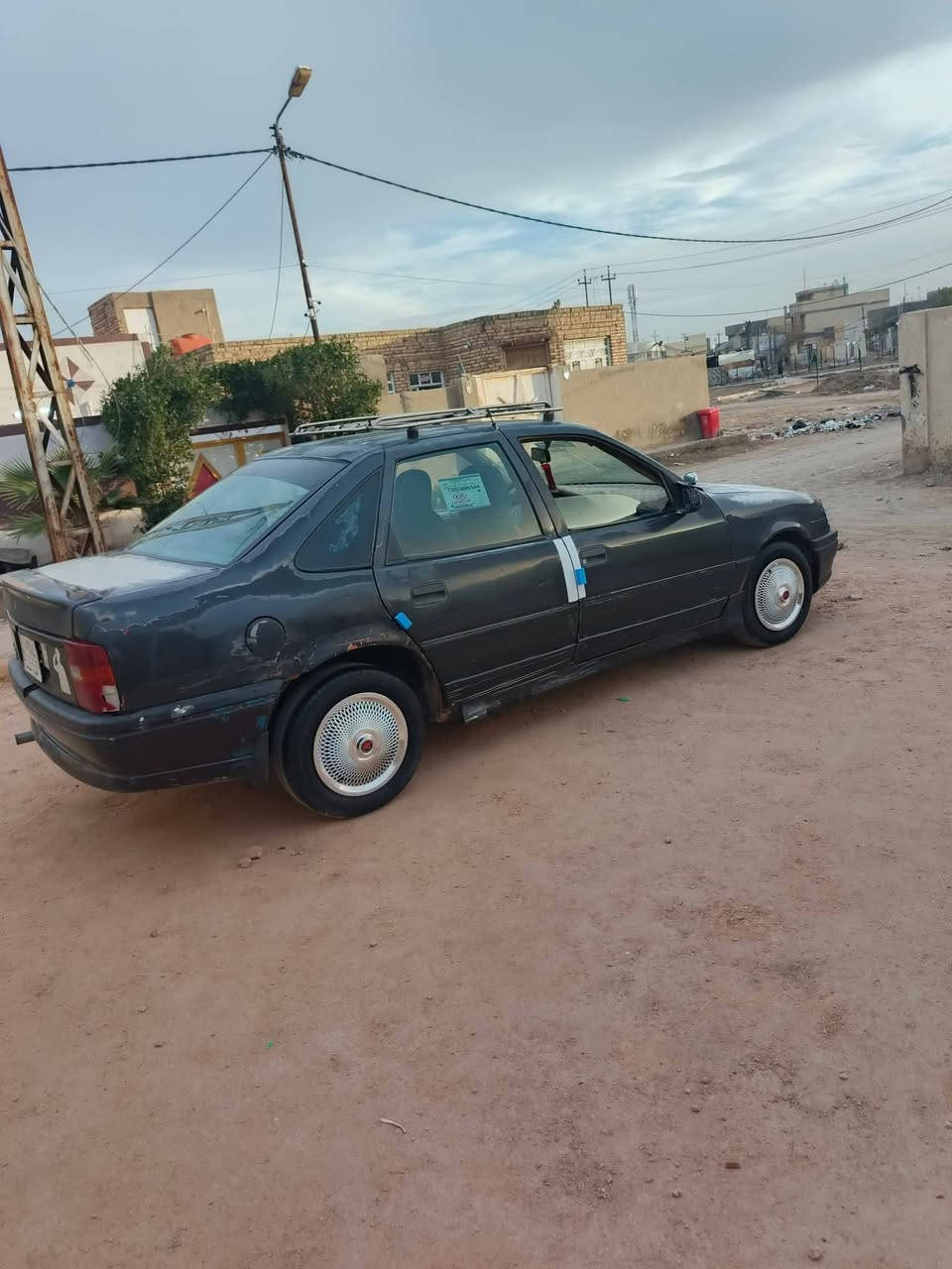 فكترا 1992
حجم محرك 18بي صرف شي خفيف 
كير شرط 
السيارة ما بيها خياس شرط فقط باب السائق 
شرط التحويل ابيع بدون وكالة 
السعر 24
***********
مكاني موصل جانب الأيسر
