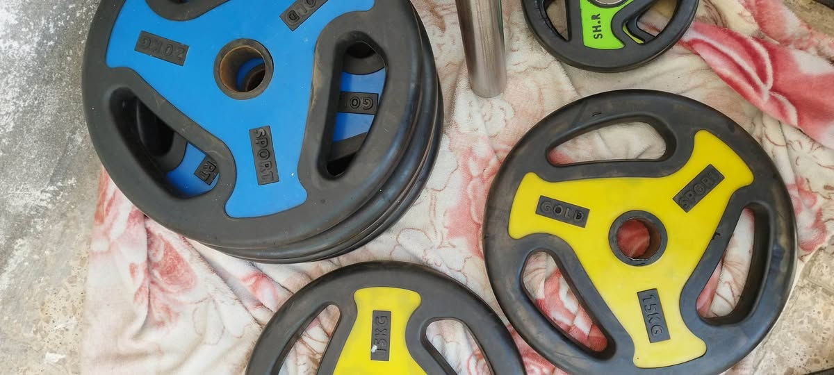 للبيع اوزان حديد فتحه عريضه  العنوان السماوه
4 اقراص وزن 20kg 
2 وزن 15kg
2 وزن 10kg 
2 وزن 5kg 
2 وزن 2.5kg 
شفت وزنه 15kg طول. 2.2 متر 
ملاحضه استعمال بيت فقط مابيهن حتة جلخ  وهاذة النوع اقراص معروف قوي ويتحمل + وزنه صحيح  ما موجود بس القاعات الحديد ملاحضه جبتهن من بغداد جديد مو مستعمل گبل الية 
***********  السماوة  السعر 250 قفل
