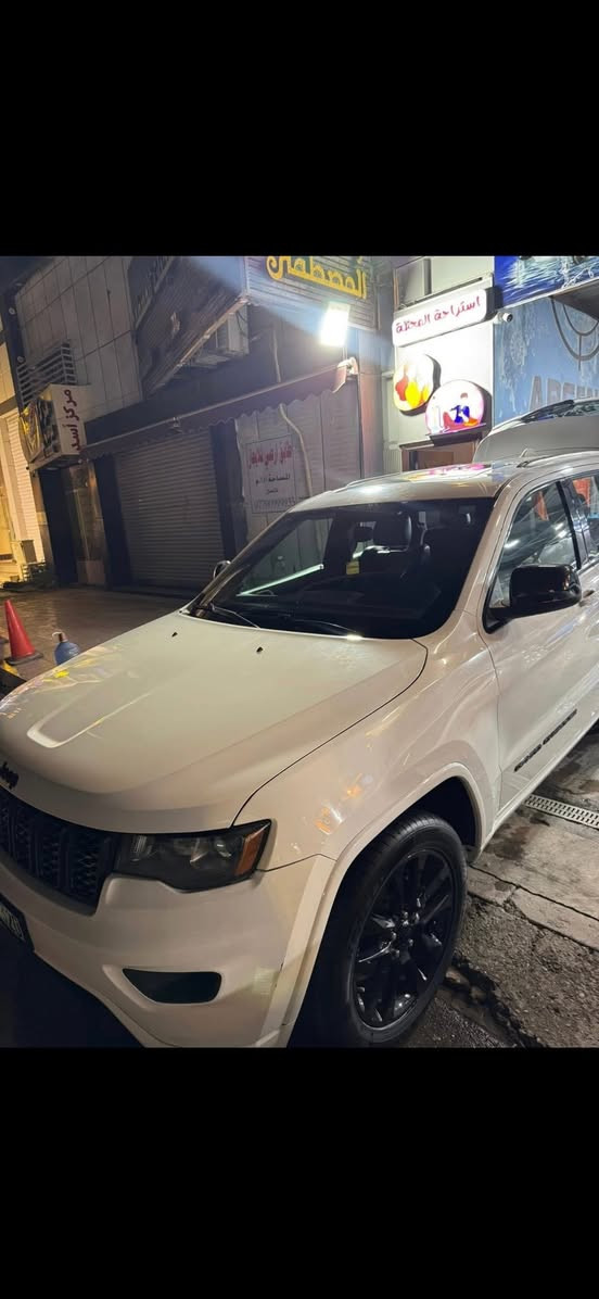 جيب كراند شيروكي امريكي
موديل 18 لون ابيض رقم بغداد

مواصفات 
محرك  V6 3.6
بانورامـا 
ماشيه 83الف
بصمه + تشغيل عن بعد 
كراسي جلد
رادار خلفي جانبي
اطفاء ذاتي
قطعتين تبريد
كشن سايق كهربائي 
كشنات تدفئه + تبريد 
ويل 20 اسود
ستيرن تدفئه + تبريد
صندوك كهربائي 
وبيها خير مواصفات 

# الضرر موضح بالصور وسونار  # السعر 240ورقه

موقع بغداد رقم ***********
