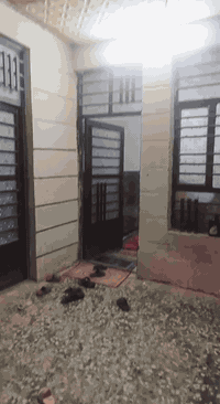 السلام عليكم بيت للبيع  مساحه 100متر مربع غرفتين نوم استقبال وصاله وصحيات ومنور بيت نضيف عنوان الحسينيه الراشديه السكلات شارع العشره الاف شارع مكصوص كاعد شتغلون بي وراح تتبلط الاستفسار اتصل ***********
