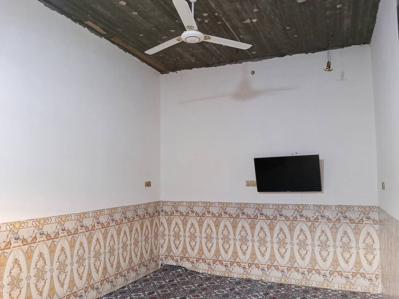 بيت للبيع وقف سني مسجل اصولي 

في قضاء ابو خصيب منطقة شارع المقيمين 

المساحة 450 متر 

يتكون البيت على ثلاث غرف وصاله ودوانية ومطبخ وحمام داخلي وحمام خارجي 

البيت كونكريت 

السعر 120 مليون وبي مجال 

الي حاب يشتري يتواصل على هاذا رقم 

***********
