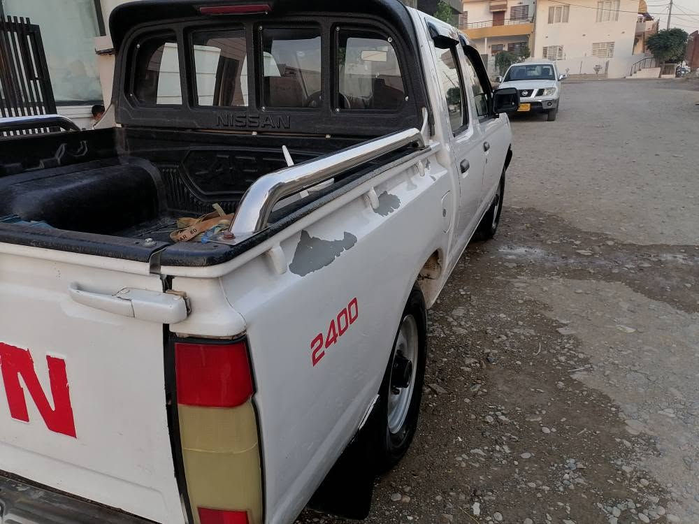 نیسان2001
تەبرید بەشەرت
تایەی تازە
پاوەرە
سەقف و شان پێشی هیچی پێوە نییە
هەیکەلی زۆر جوانە
سەنەوی تازەیە
بەناو خۆمەوەیە
***********
75 گەڵا السليمانية, العراق
