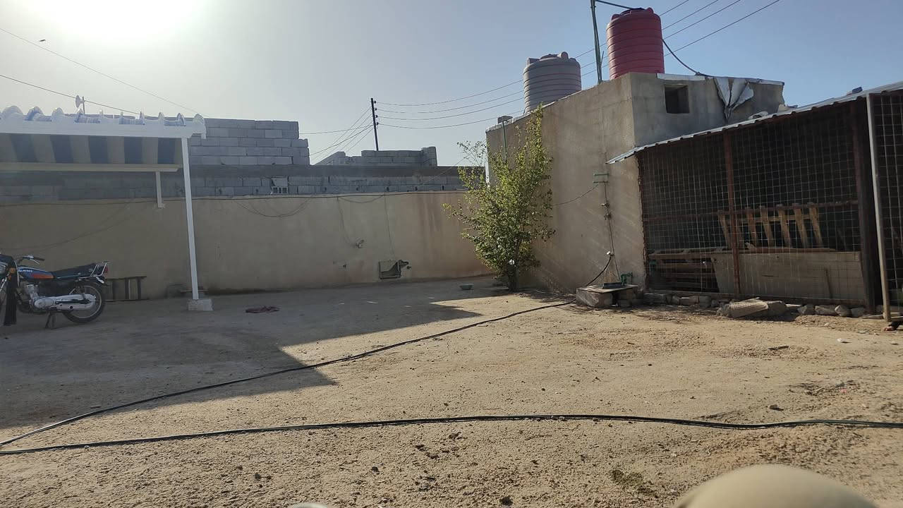 السلام عليكم بيت البيع في البصرة الجزيرة قرب زيوت الياسري سيد طاهر 
مساحة البيت الكلية 750متر ومساحة البناء 200متر بي بيت حيوانات 9متر طوله وعرضه 3ونص الاستفسار على رقم  ***********
