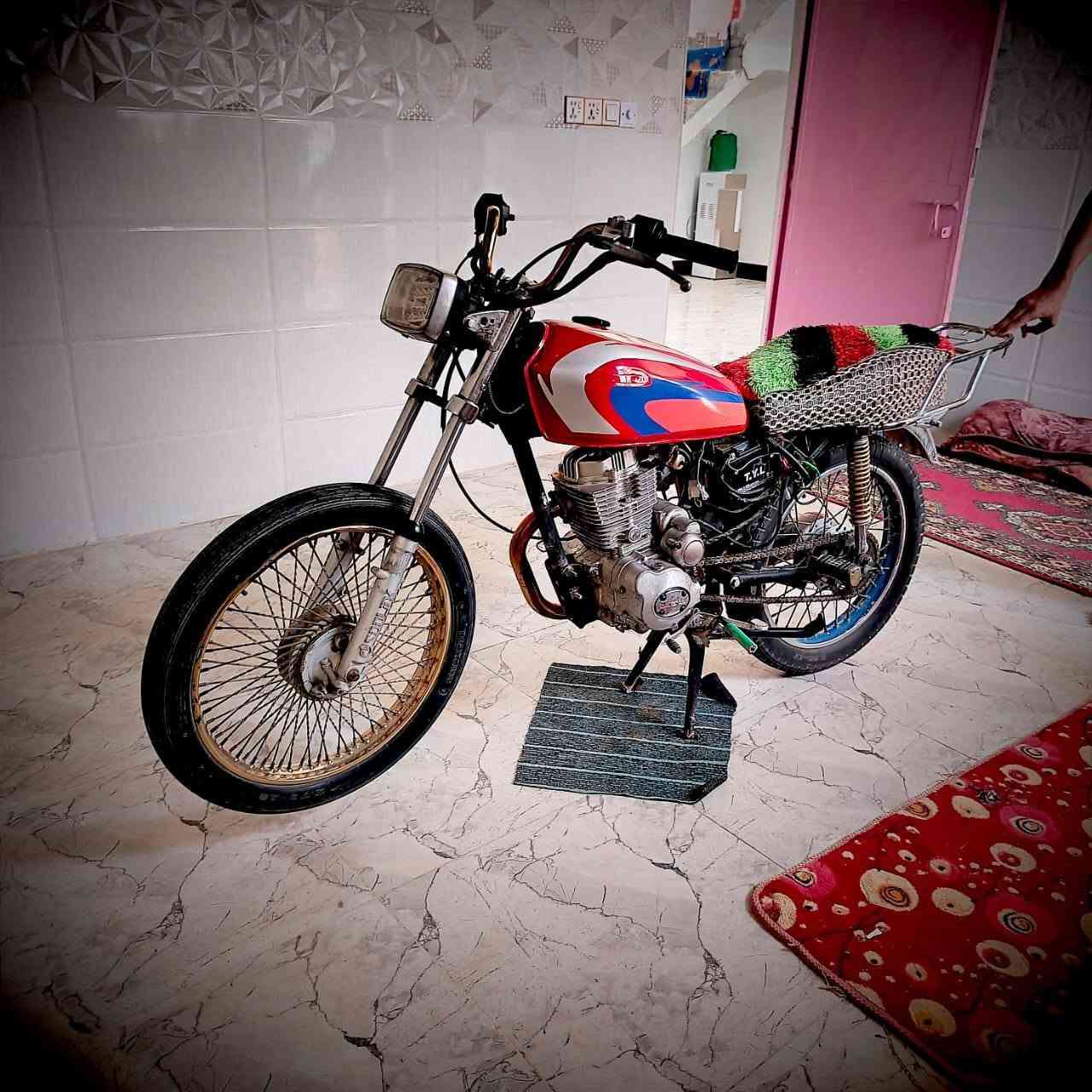 بدراجه شاصيها نضيف وغراضها كلها نضيفها شاصيها موديل 21 وغراضها جديده محركها نضيف وما بي لا خيط بخار ولا شي محرك جديد ونهضه تخبل تجي وتشوف ويرهم الها اوراق سكنر لأن رقم شاصيها موجود ومكاتبه عن السرقه اسويلك وبالخدمه تعال وافحص دراجه تشتغل سلف لأن محركها مال ستوته وقوي  دراجه مال شغل الله شاهد هاذه رقمي واتساب *********** ملاحضه باتريها جديد قبل كم يوم اخذته ولايتات جدد يعني غراضها جديده مكاني ابو صخير قرب مطعم الساقي الشهير ابدايه نزلت المشخاب او اله اسم ثاني مفرك المشخاب وتجون وتدللون سعرها260 وبيها مجال حك جيه
