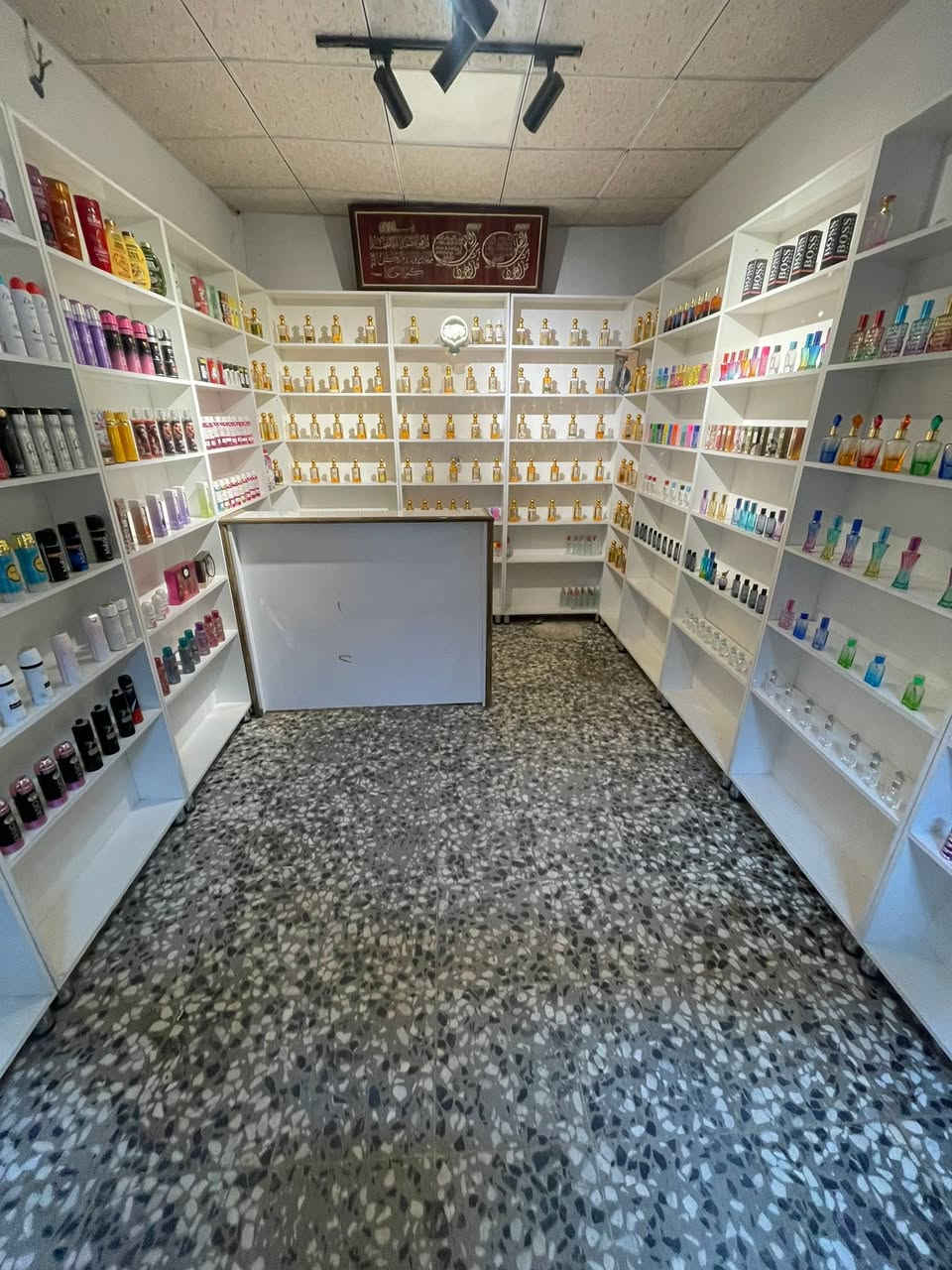 محل تاج 👑 للعطور المركزة 
موقع الثعالبة قرب متوسطة الصقور 
كافه انواع العطور المركزة والمعطرات 
المحل متكامل يحتاج بس ادارة جديدة
معروض للبيع 
موقع ركن مقابل ابو رقية الكصاب 
موقع تجاري وفرصه عمل مربحه 
للتواصل خاص او على الرقم 
***********
