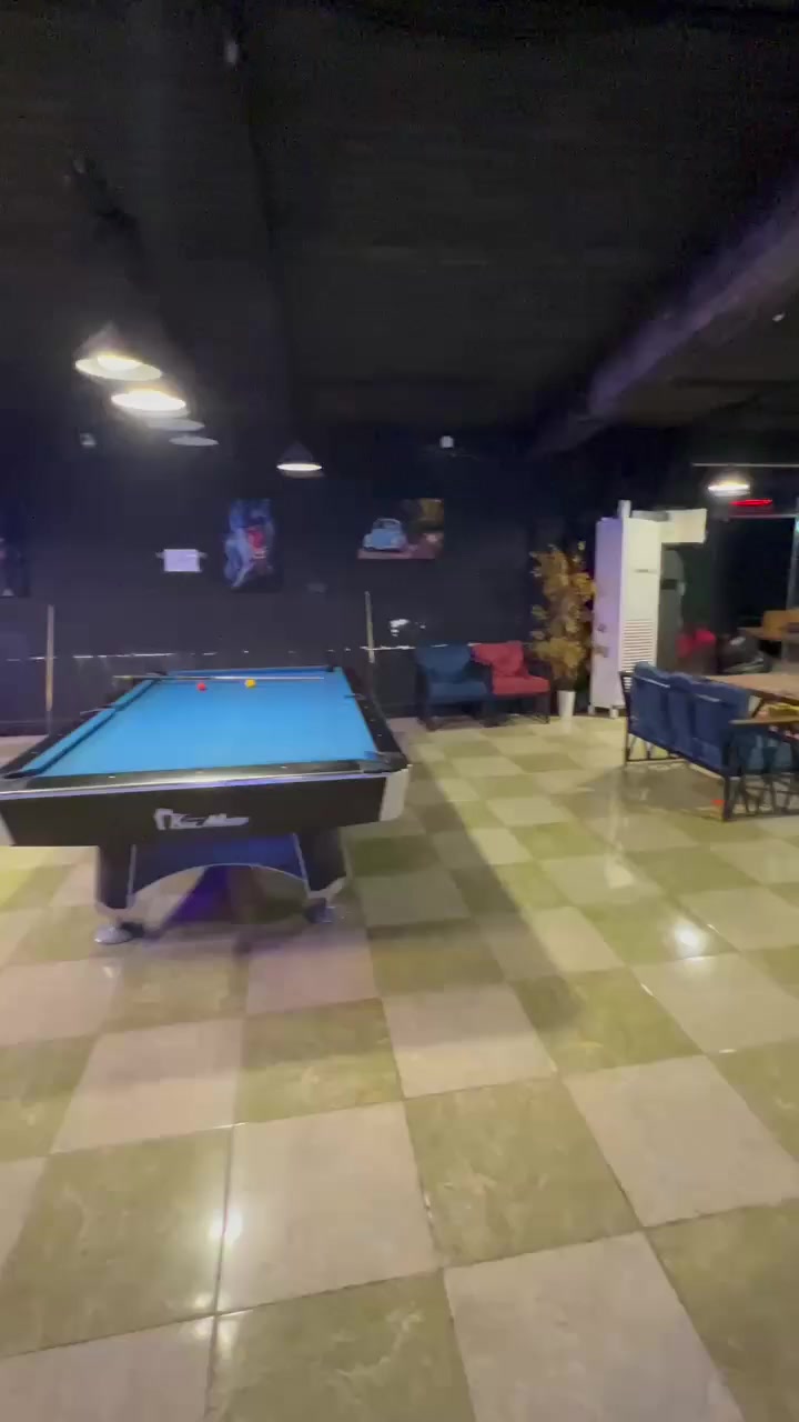 كوفي متكامل للبيع (غراض فقط) 🔥
🔹 تفاصيل المحتويات:

🪑 الأثاث والجلسات:
 • 20 طاولة رباعية (خشب ثقيل)
 • 30 كرسي نايلون ايراني
 • 16 بين باگ (كراسي مريحة)
 • 6 طاولات دومنة
 • 15 طاولي + 10 دومنة (ألعاب)

🎮 قسم الألعاب والترفيه:
 • 5 أجهزة بلي (PlayStation) مع ملحقاتها (4 جويستك لكل جهاز + UPS + أقراص)
 • 8 شاشات مع طاولات خاصة
 • 
 • 2 طاولة بليارد (جديدة – ماركة سوبر ماستر) مع كامل الملحقات

❄️ التبريد والتجهيزات:
 • 3 سبالت (3 طن)
 • 4 سبالت (4.5 طن)
 • 2 ثلاجة عرض كبيرة
 • مجمدة ثنائية كبيرة

☕ قسم البار (متكامل بالكامل):
 • مكينة قهوة احترافية
 • مكينة وافل
 • خلاطات
 • سنك
 • جميع أدوات تحضير المشروبات

💻 الإدارة والأمان:
 • 2 طاولة كاشير
 • نظام كاميرات متكامل (13 كاميرا)

🔥 السلامة:
 • 10 مطفأة حريق
 • 8 مستشعرات حريق

🔊 الصوتيات والأنظمة:
 • نظام صوتيات متكامل (5 مضخمات)
 • منظومة سحب دخان وأتربة (عدد 4)

💡 الإضاءة والديكور:
 • منظومة كهربائيات كاملة (40 قطعة)
 • 3 ثريات ديكور
 • ديكورات إضافية متنوعة

💨 النراكيل:
 • 40 نركيلة بابلي (طه سنفور) مع كامل الملحقات
 • 3 طاولات ستيل خاصة للنراكيل

📞 للاستفسار:
***********

⸻
