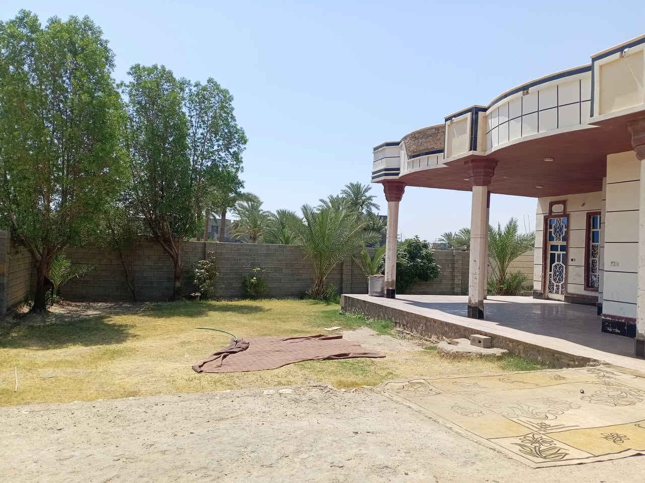 سلام عليكم بيت الإيجار
مكان بفراج ثانيه وره طاحونه 
يتكون من غرفتين وصاله ومطبخ وهول وديوان

الاستفسار أكثر *********** 
علي الفراجي
