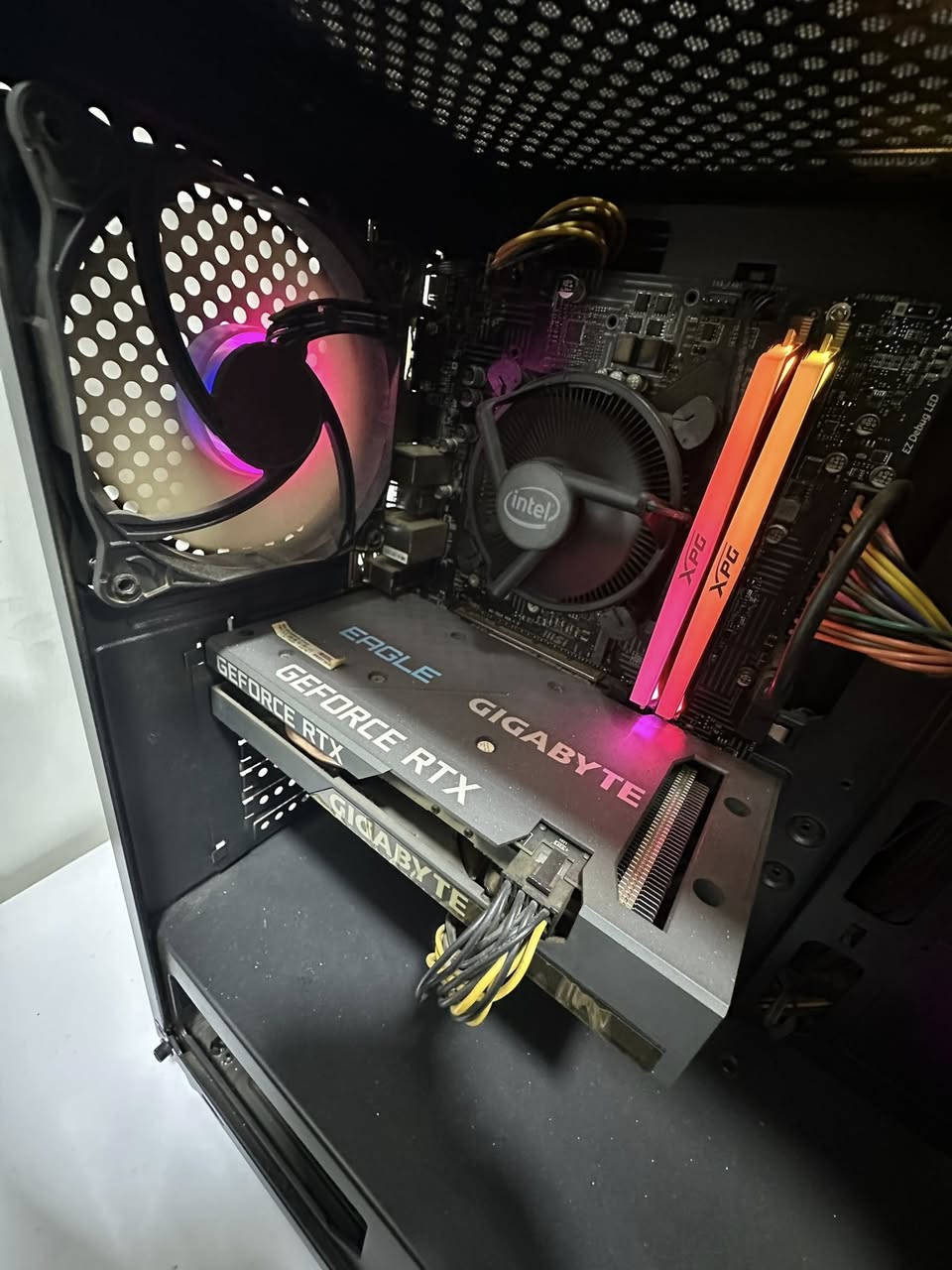 المعالج (CPU)
‏ • Intel Core i5‑11400F

 • الجيل 11

 • 6 أنوية / 12

 • تردد 2.6GHz

كرت الشاشة (GPU)

‏ • Gigabyte GeForce RTX 3050 Eagle

 • ذاكرة 8GB

الرام (RAM)

‏ • XPG RGB DDR4 RAM

‏ • 16GB

‏ • 2×8GB

التخزين (Storage)

‏ • HDD : 1TB

‏ • SSD : 256GB NVMe 

المذربورد (Motherboard)

‏ • MSI MS‑7D22 Motherboard

مزود الطاقة (Power Supply)

‏ • 650W

التبريد (Cooling)

 • مبرد المعالج: مبرد إنتل الأصلي (Intel Stock Cooler) ظاهر في الصورة

 • مروحة خلفية RGB للكيس

 • 3 مراوح أمامية RGB

الكيس (Case)

‏ • Rampage Gaming Case

 • واجهة Mesh مع 3 مراوح RGB

 • جانب زجاج

النظام

‏ • Windows 11 Pro

للتواصل 

***********
السعر ٨٥٠ الف وبي مجال
