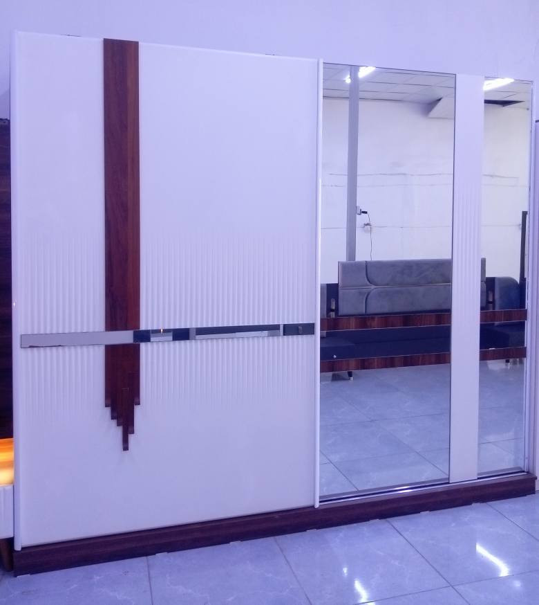 محلات الاصدقاء موصل حي البكر قرب شارع الاطباء لبيع وشراء الغرف النوم التركي المستخدم والجديد لدينا غرفه نوم تركي ماركا شركه اخلاص تسع قطع النظافه 100% اي استفسار اتصال على الرقم اللي امامكم على الشاشه ***********
