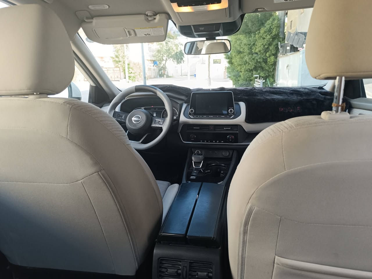 نيسان روج ٢٠٢٣ sv ابيض بدون صبغ وبدون ايرباك داخل رصاصى بس دعامية امامى مبدل ما باقى على بلاد بشرط للبيع رقم الموبايل ***********
