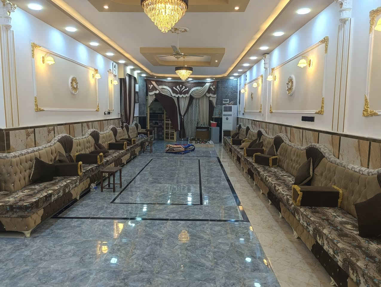 يوجد بيت للبيع مساحه400جاهز من كلشي من طاقه شمسيه يحتوي على 3غرغ. وستقبال طول 21 متر وصاله طول 10متر وبي صحيات  داخليه وخارجيه جاهزمن كلشي حته اثاث  تريده هو اثاث  او بدون اثاث ماعايز من شي كامل مكمل بيت استفسار وتواصل على واتساب واتساب الإتصال على هذا رقم***********.   ***********0.  تواصل علي واتساب
