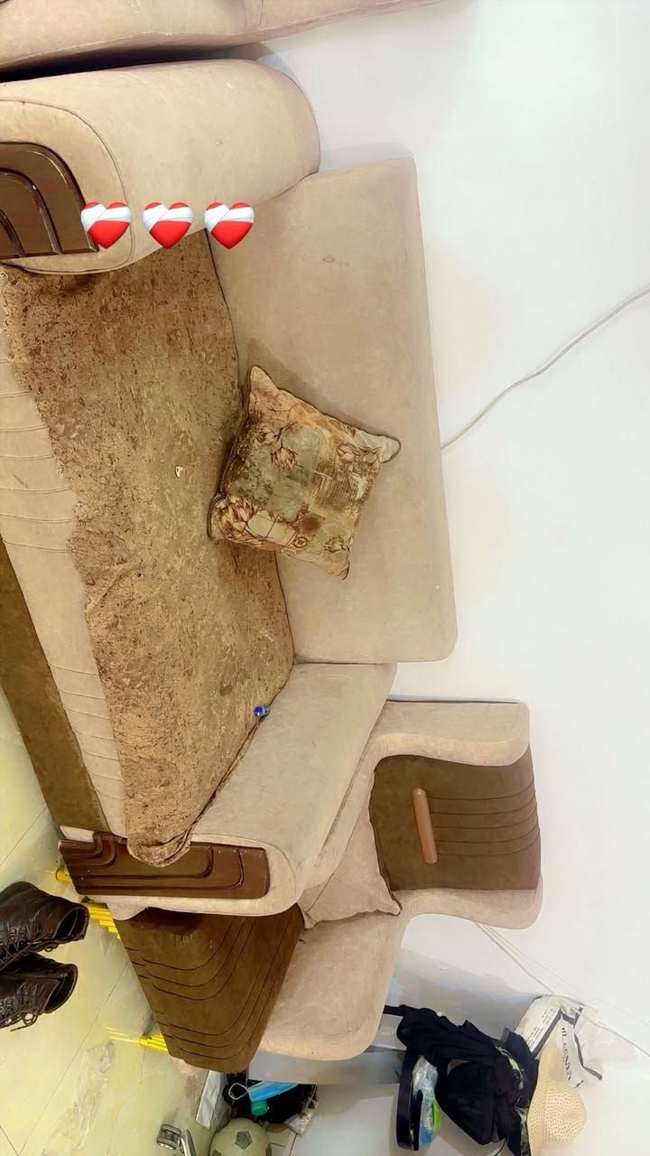 السعر ٢٢٥ تخم كامل لابي كسر ولانارل ولااي شي شوي تنضيف بلفرجه فقط  تخم كامل خمس قطع ثنين كبار وثنين كراسي وحده وسط وكلهم وياهم كوشات. كبار مكاني بصره حي رساله متواجد وتس مراسله ***********
