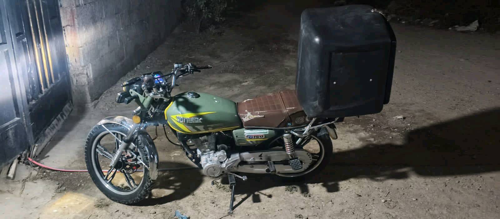 هذه دراجة نارية موديل GT150، بحالة جيدة جداً ومناسبة للتوصيل أو التنقل اليومي. محرك قوي ومُعزز بضوء أمامي قوي للتنقل الليلي. علبة تخزين كبيرة مثبتة في الخلف لتسهيل حمل الأغراض. الدراجة مثالية للطرق الممهدة والوعرة. السعر قابل للتفاوض، والاتصال للجادين فقط.