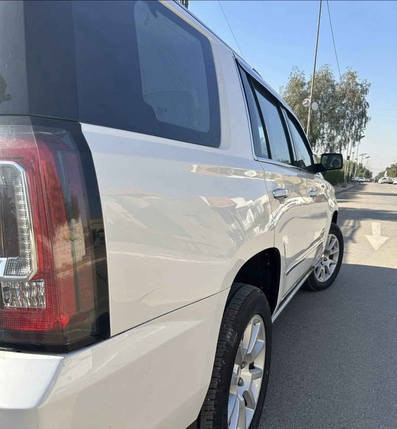 السلام عليكم 
يوكن 2015 فول ما عدا الفتحه . 
السياره محرك 5300 ( يعني محرك و كير تاهو يجي المرغوب ) .  

رقم بغداد الجديد بأسمي شخصيا 
مكينة V8 5300
المواصفات 
بصمة تشغيل +ابواب
نظام eco
رادار امامي
رادارات مري 
تنبية تصادم امامي 
نظام تنبية خروج عن المسار 
حساسات اماميه
حساسات خلفية
كامرة خلفية
شاشة كبيره + قاصه
كشن تنبية السائق
كشنات كهرباء تدفئة تبريد
كشنات خزن ميموري
جنطه كهرباء
ستيرن كهرباء
تدفئة ستيرن
ويل 20  كروم 
كير مكينة كفالة ما مفتوحات  صدر تبريد تدفئه كله فول .. . 
ماكو اي كلًوب( عطل )  بالدشبول مشتغل  بيهه . 

ماشيه 180 الف 
كاملة السياره بدون نقص  
شغل و اطلع ترايك من بغداد للسعوديه 
حادثه طخطخات بسيطه بدون دواخل 
شاصي و الغد كله سليييم 

 مصبوغة عام  ((من ابيض الى صدفي))
صبغ عام السياره . 

مكاني بغداد العامريه  

السعر  267 ورقه 
اخوان السياره جاهزه للاخير  نقص 
برغي ما بيهه 
***********واتس اب
