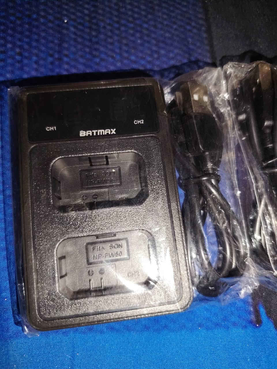 سلام عليكم بطاريات كامرة كل اربع بطاريات وشاحنتهن
العدد 8 بطاريات هنة وشواحنهن حطونه سعر وبلعافيه عل ياخذهن متواجد خاص واتساب *********** مازنجر
