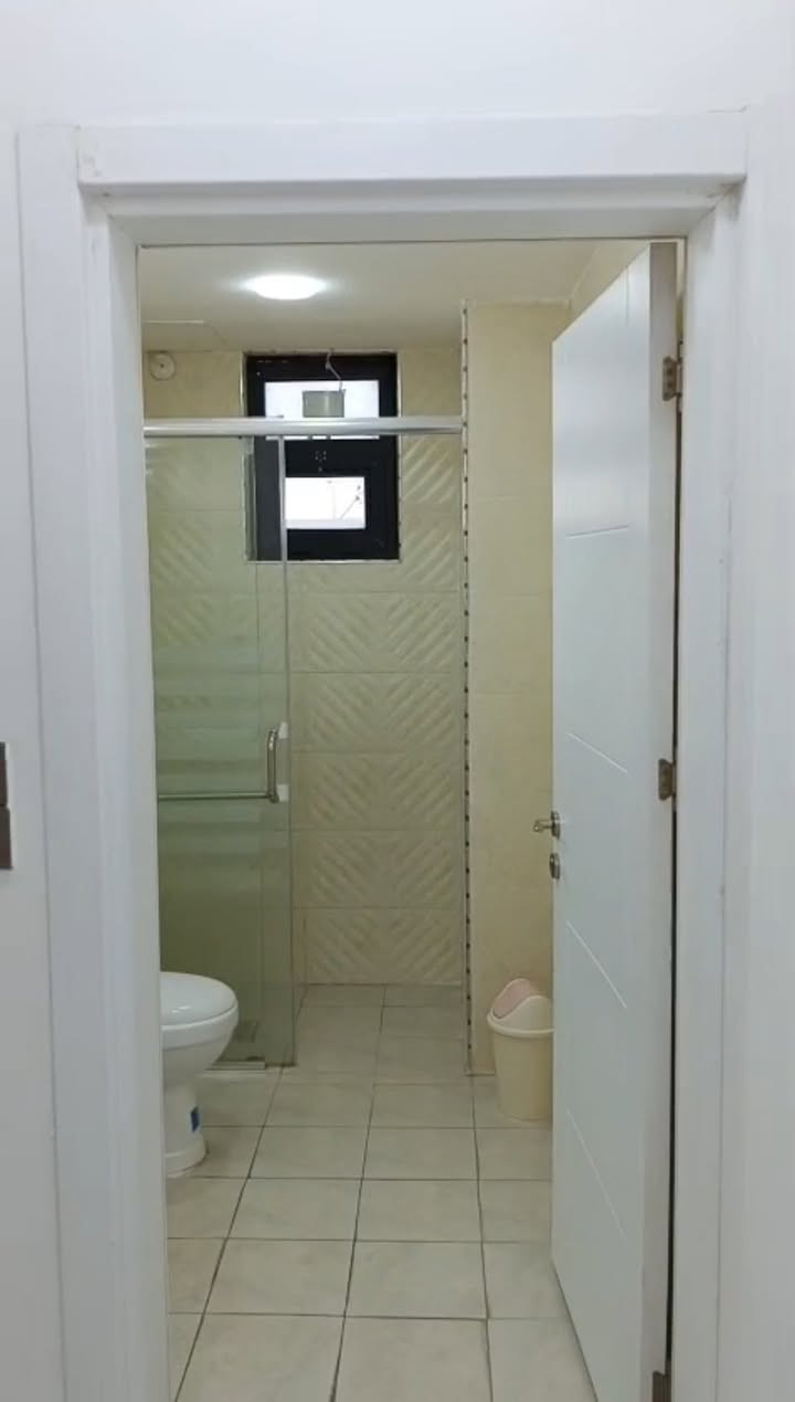 🏢 شقة مؤثثة للايجار – مجمع دار السلام السكني

📍 الموقع: منطقة البيجية، مجاور جامعة آشور
📐 المساحة: 134 م2
🏢 البناية: D2
⬆️ الطابق: عالي
🌆 إطلالة مميزة داخلية مقابل المول (لا توجد بنايات أمام الشقة)

🛏️ غرفتا نوم وحدة ماستر
🛋️ صالة واسعة 
🍽️ مطبخ
🚿 2 حمام
🌿 2 بلكون
📦 مخزن و غرفة الوندري 

❄️ مجهزة بـ 4 سبالت نوع توسوت إنفيرتر، منها سبلت كنتوري 2 طن في الصالة
🍽️ مطبخ متكامل درجة أولى
🔥 سخان
وبسعر كلش مناسب
للتواصل ***********
