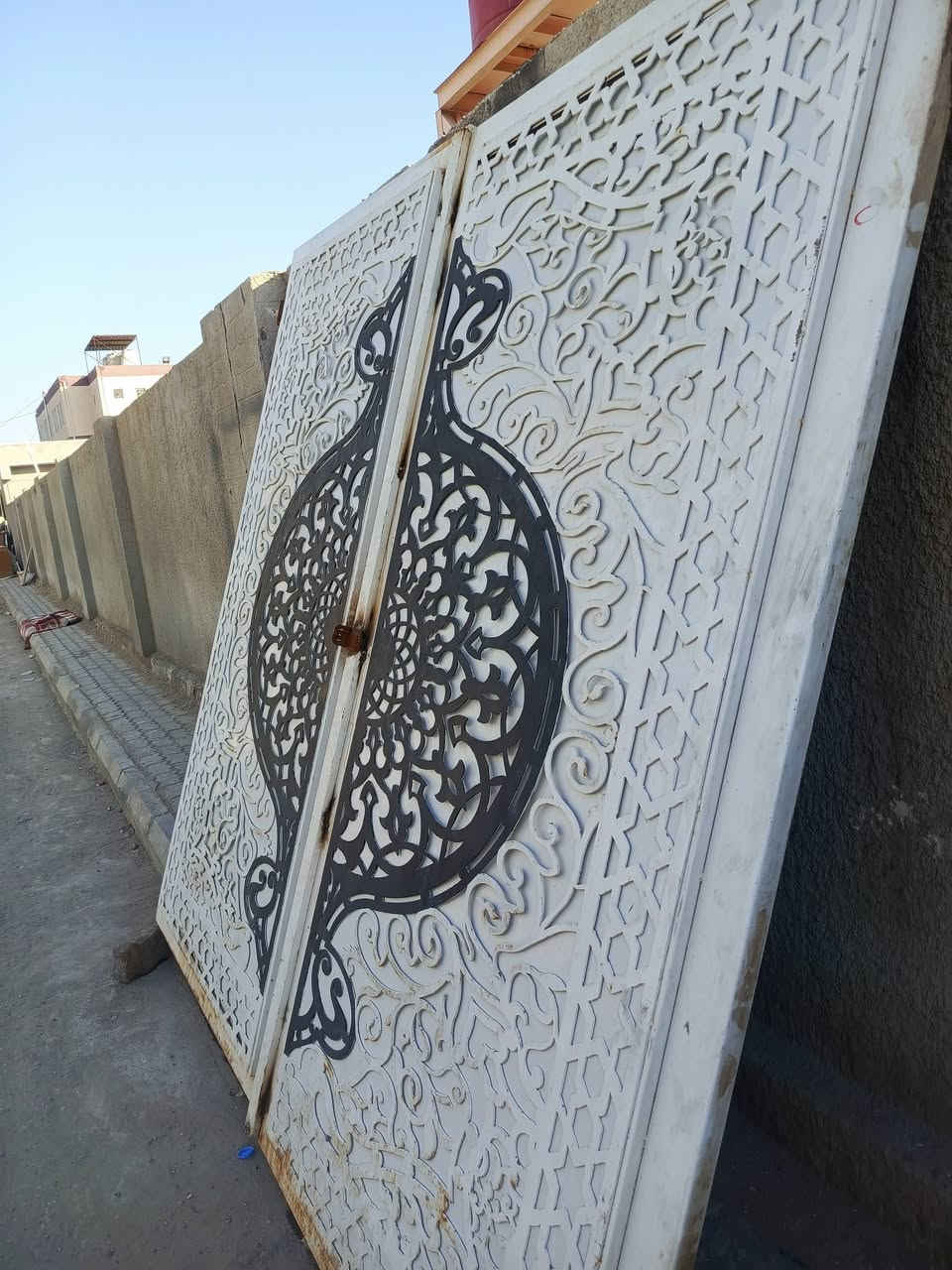 سلام عليكم باب رئيسيه حديد ثقيل نضيفه جدأ الارتفاع 234 واعرض 240وسعره مناسب جدا الاتصال ***********
