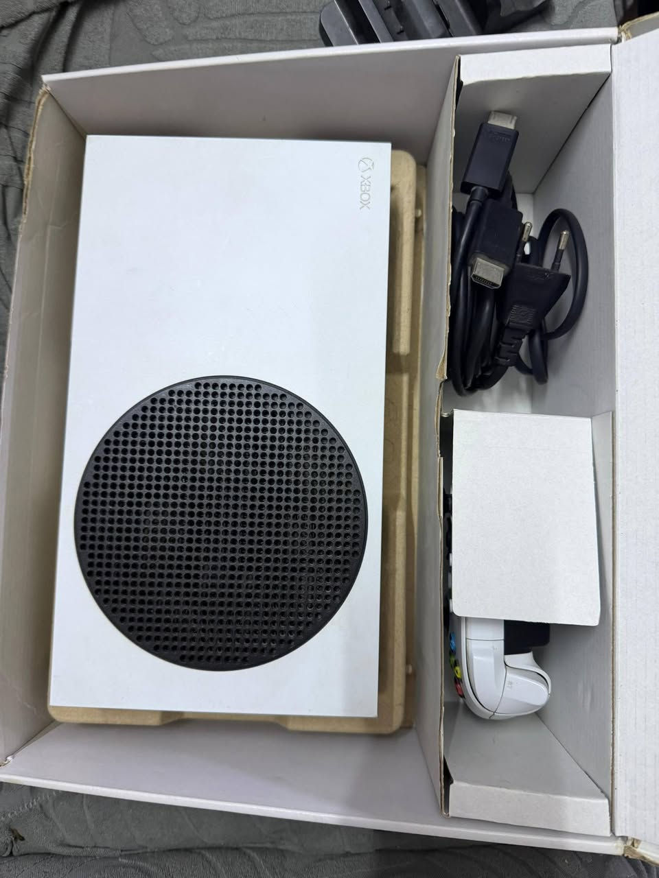 اكس بوكس اكس بوكس نضيف ما مستعمل هواي ذاكره 512 هارد SSD ويه يده وحده وكارتونه موجود وملحقاته موجوده ويه بطاريه شحن مال يده سعر 380 مكاني البصره المعقل رقمي ***********
