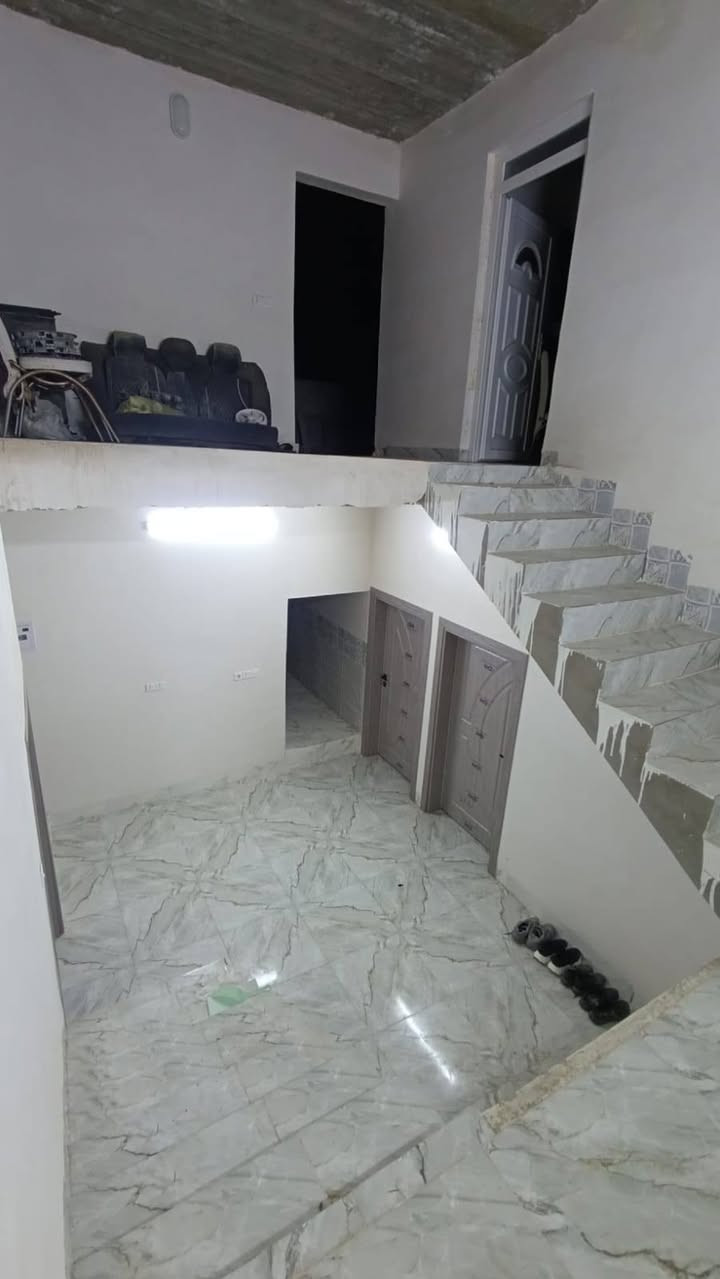 دار للبيع ٢٠٠م بلدية طابقين جديد الطابق الأول مثل الطابق الثاني مسجل في البلدية وعندي رقم مخصص للتمليك يتكون من طابقين ونص كل طابق بيه غرفتين نوم وصالة وهول داخلي وصحيات داخلية وخارجية ومطبخ بيه كراج سيارة وحديقة للاستفسار الاتصال على الرقم ***********
