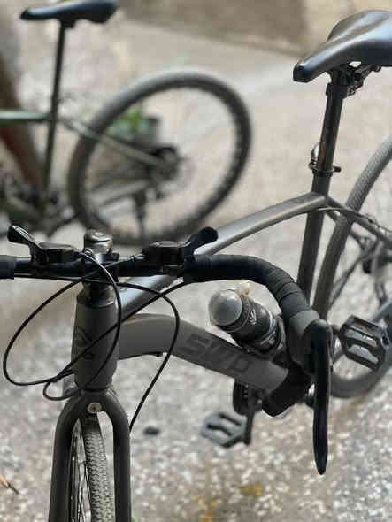 سلام عليكم 
بايسكل رود 
صناعة تايوان
بايسكل كلشي مابي
نضافة 95
دسكات نضيفة 
بايسكل كلش حلو وسريع 
سبعة گير
سعر 165 الف 
عنواني بغداد الزعفرانية
***********
