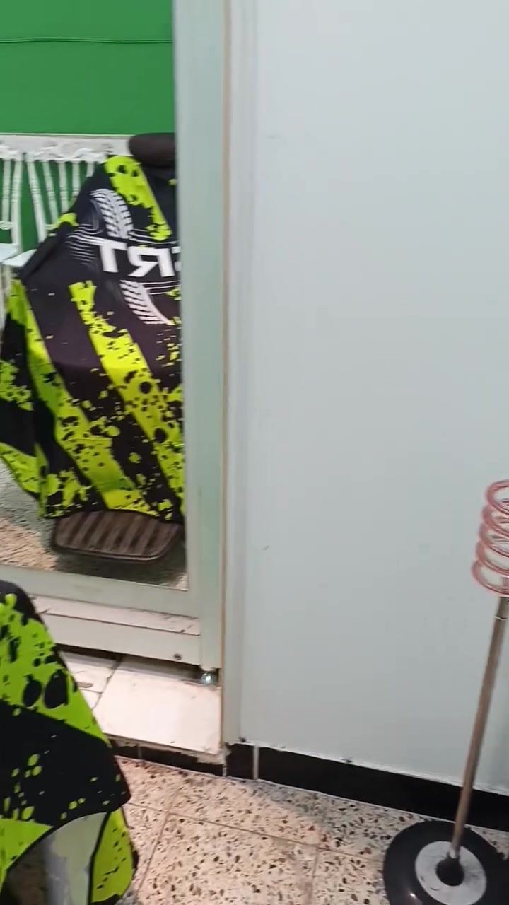 سلام عليكم محل حلاقه للبيع محل متعوب عليه 
مئجر بي كرسي ايجاره مناسب 
كراسي ثنين عرباين اثنين رفوف اثنين 
سبلت انفرتر محل خير من الله والله عليه رجل بس علموت السفر راح ابيعه بغداد شعله شارع ٦٠مجمع على الغربي  سعر خاص ***********
