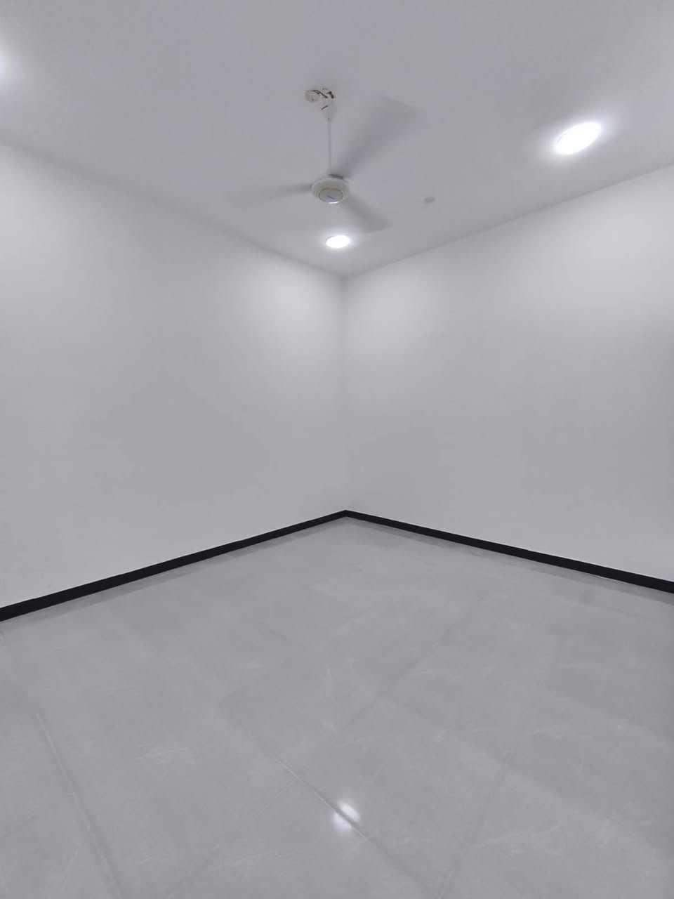 🏠 دور سكنية حديثة للبيع في البصرة - أبي الخصيب 🏠
​متوفر الآن (6) دور سكنية بتصميم عصري وبناء حديث، جاهزة للسكن الفوري.
​✨ المواصفات العامة:
​المساحة: 150 متر مربع لكل دار.
​نوع العقار: طابو زراعي (سند 25).
​حالة الدور: بناء جديد، فارغة، ومكتملة الخدمات.
​📍 الموقع:
البصرة - قضاء أبي الخصيب - شارع كوت ثوني (بالقرب من صيدلية كوت ثوني).
​🏗️ التفاصيل الداخلية لكل بيت:
​🛏️ غرفتي نوم (2).
​🛋️ صالة استقبال.
​👨‍👩‍👧‍👦 ديوان.
​🍳 مطبخ.
​🚿 مجموعتين صحية (داخلية وخارجية).
​🚗 طارمة واسعة.
​💰 السعر: 90 مليون دينار عراقي (قابل للتفاوض للجادين).
​📞 للتواصل والاستفسار:
​***********
​نرحب بزيارتكم ومعاينتكم للدور في أي وقت.

