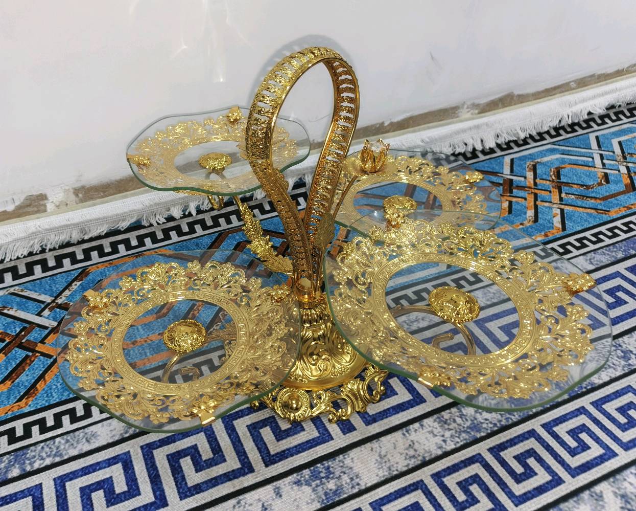 مقدمة حلويات العيد رباعية لون ذهبي 
للبيع قطعة ديكور وتقديم استثنائية تجمع بين الفخامة الكلاسيكية واللمسات العصرية. تتميز بتصميم أنتيك مذهب وتفاصيل فنية دقيقة تجعلها قطعة مركزية (Centerpiece) رائعة لطاولة الضيافة أو غرف المعيشة.