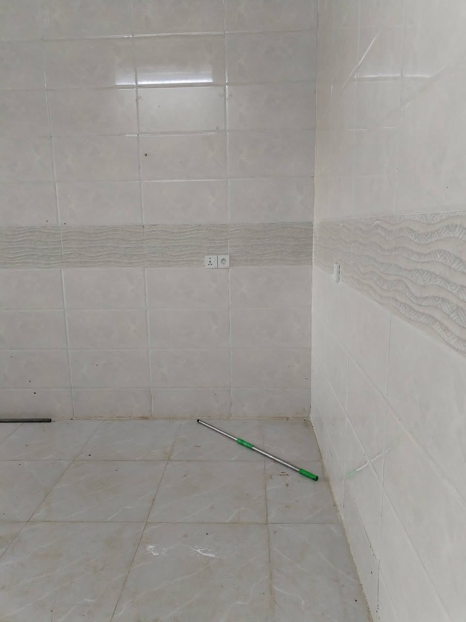 للبيع
بيت ١٥٠ متر بناء حديث طابق واحد درج داخلي بيتونه
غرفتين نوم وهول واستقبال ومطبخ وصحيات وكراج
العنوان كركوك ٥٥
السعر ٥٠ مليون
للمزيد اتصل بالرقم
***********
