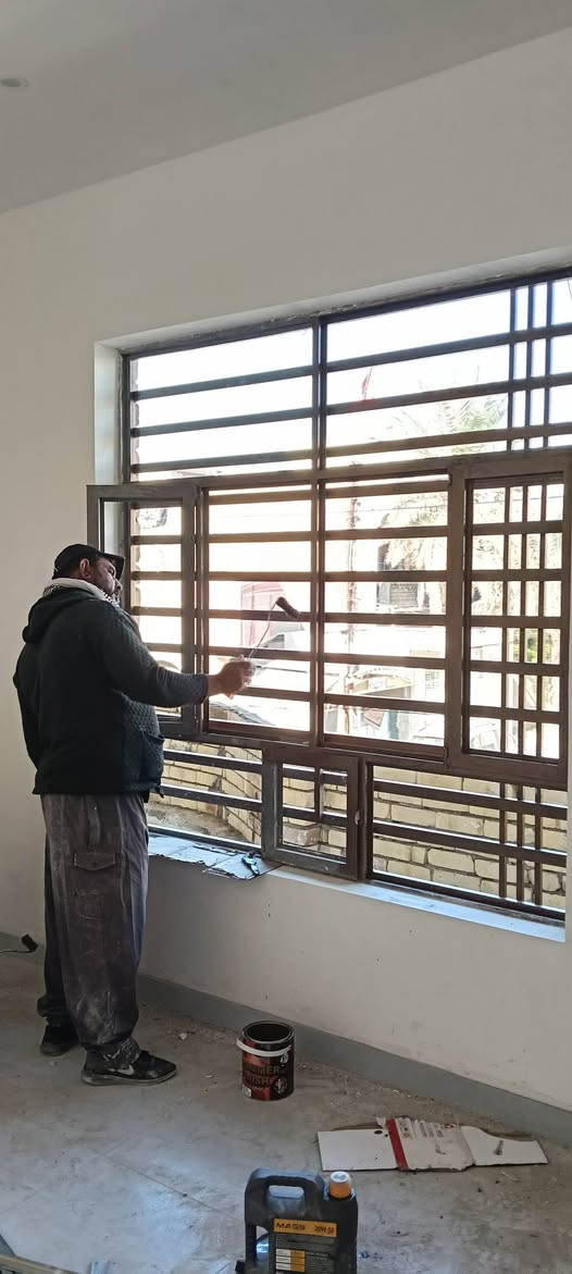 سلام عليكم اخوان نشتغل كافة الاصباغ  او نشتغل تفليش تنكير صب تنظيف البيت تنظيف شبابيك كلشي نشتغل كافة العمالة مرخصت صاحب الكروب ‏‪0772 813 2599‬‏
