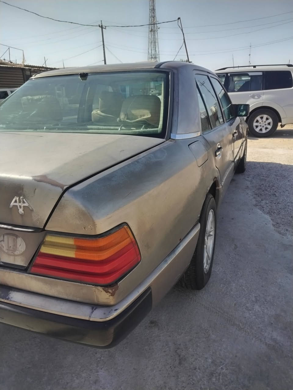 السلام وعليكم مارسد دب موديل ٨٧ كير مكينه حاويه بطه 2500 السياره جاهزه عظمته تخبل تريد صبغ السعر ٣٦ العنوان المحموديه رقم الهاتف ***********
