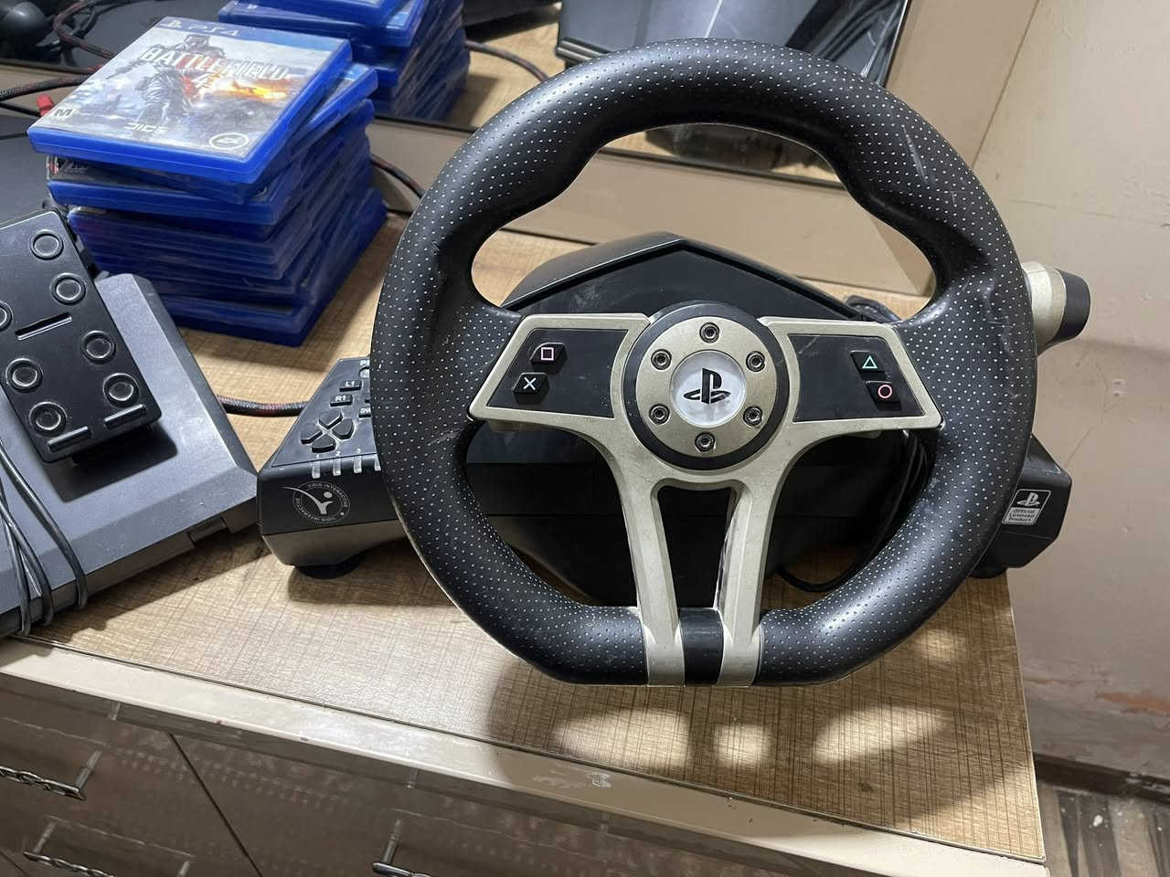 سلام عليكم شباب ps4 slm  واحد تيره لك ستيكر ابد ما مفتوح على وضع الشركه رايده ب 250 هوه و غراضه جوستك واحد و ياه 10 اقراص . و دركسون مال بلي بس يشتغل على كل الاجهزه كلش نضيف و ممستعمل شي قليل ب 50 الف الي مهتم يراسلني خاص او يتصل *********** مكاني بغداد
