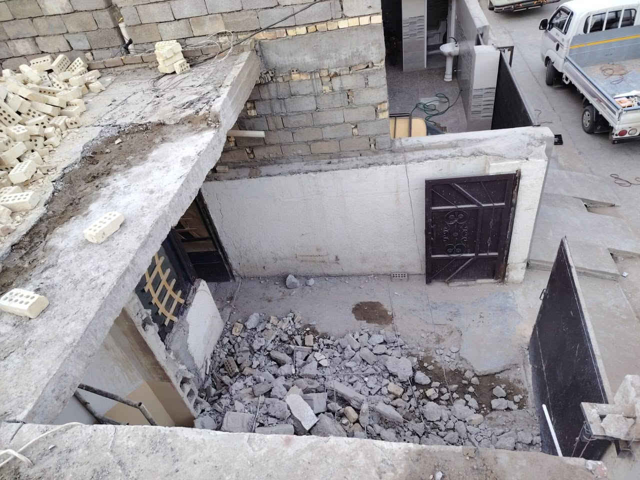 القص الصب الكونكريت بدون هتزاز
فتحات دروجه
فتحات مصاعد
فتحت منور.          ***********
قطع جوينات 
قطع بيجه 
تفليش درج فصل البيوت المتجاوزه
