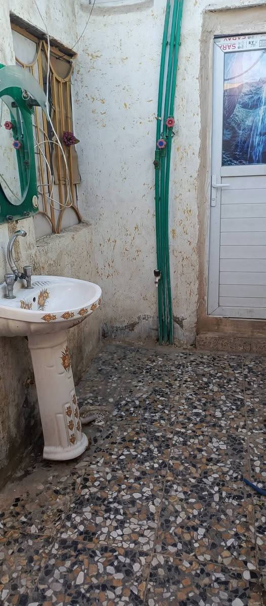 سلام عليكم بيت للايجار في منطقة أم الكبر والغزلان تجاوز خلف حسينيه كتاب والعتره  مساحته 50 متر يحتوي على
غرفتين ومطبخ وحمام ***********
